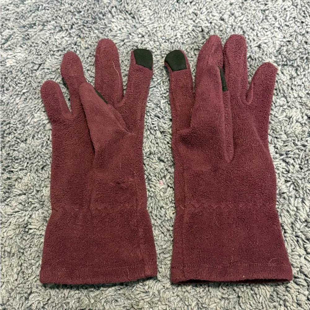NWOT deep purple gloves with textable index fingers and thumbs